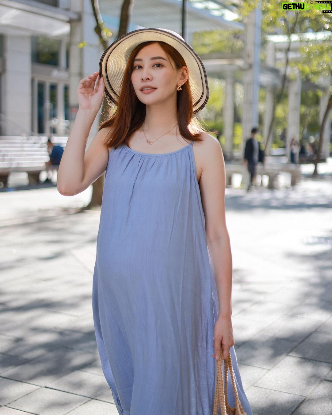 Kerstin Chan Instagram - 相信不少孕媽咪 都被 @mamamia.shop 的穿搭美照燒過 🔥 我也不例外~ 但我是一直到 摸到衣服本尊的當下 才知道為什麼品牌口碑這麼好👍🏻 孕期挑衣服 我都特別挑產後還能繼續穿的款式 所以看起來都不太像孕婦裝 朋友也常說 「你懷孕穿的衣服跟平時沒落差啊!」 除此之外 當然也要選舒適度高的☺️ 👗像是我的藍色洋裝 質料摸起來好柔軟 完全沒有一般雪紡紗 粗粗刺刺的感覺 👖牛仔吊帶褲 更沒有我害怕的那種 洗不掉的單寧味 這件我甚至沒洗過就直接穿了😂 如果跟我一樣 孕期皮膚特別敏感 挑衣服記得要好好篩選親膚料質 光是這一點 #Mamamia孕婦裝 從來沒讓我失望過🥰 https://bit.ly/3PonoqK #孕婦穿搭 #孕婦裝品牌 #孕婦裝推薦 #孕婦洋裝