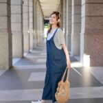 Kerstin Chan Instagram - 相信不少孕媽咪 都被 @mamamia.shop 的穿搭美照燒過 🔥 我也不例外～ 但我是一直到 摸到衣服本尊的當下 才知道為什麼品牌口碑這麼好👍🏻 孕期挑衣服 我都特別挑產後還能繼續穿的款式 所以看起來都不太像孕婦裝 朋友也常說 「你懷孕穿的衣服跟平時沒落差啊！」 除此之外 當然也要選舒適度高的☺️ 👗像是我的藍色洋裝 質料摸起來好柔軟 完全沒有一般雪紡紗 粗粗刺刺的感覺 👖牛仔吊帶褲 更沒有我害怕的那種 洗不掉的單寧味 這件我甚至沒洗過就直接穿了😂 如果跟我一樣 孕期皮膚特別敏感 挑衣服記得要好好篩選親膚料質 光是這一點 #Mamamia孕婦裝 從來沒讓我失望過🥰 https://bit.ly/3PonoqK #孕婦穿搭 #孕婦裝品牌 #孕婦裝推薦 #孕婦洋裝