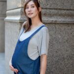 Kerstin Chan Instagram - 相信不少孕媽咪 都被 @mamamia.shop 的穿搭美照燒過 🔥 我也不例外～ 但我是一直到 摸到衣服本尊的當下 才知道為什麼品牌口碑這麼好👍🏻 孕期挑衣服 我都特別挑產後還能繼續穿的款式 所以看起來都不太像孕婦裝 朋友也常說 「你懷孕穿的衣服跟平時沒落差啊！」 除此之外 當然也要選舒適度高的☺️ 👗像是我的藍色洋裝 質料摸起來好柔軟 完全沒有一般雪紡紗 粗粗刺刺的感覺 👖牛仔吊帶褲 更沒有我害怕的那種 洗不掉的單寧味 這件我甚至沒洗過就直接穿了😂 如果跟我一樣 孕期皮膚特別敏感 挑衣服記得要好好篩選親膚料質 光是這一點 #Mamamia孕婦裝 從來沒讓我失望過🥰 https://bit.ly/3PonoqK #孕婦穿搭 #孕婦裝品牌 #孕婦裝推薦 #孕婦洋裝