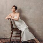 Kerstin Chan Instagram - 孕婦寫真第二篇 全部都是我😉 首圖有選擇性障礙🥹 拍照時31W的肚子還算輕盈 自從上週宮縮越來越頻繁 半夜衝急診後 肚子一天天變得更緊繃 現在走路像老奶奶一樣緩慢 很常急需攙扶 散步時必須帶雨傘拐杖撐著🌂 只有躺著的時候感覺好一些些 真心建議女性朋友們 在備孕時就要勤運動 把身體練得耐操一點😂 最後倒數一個月 名正言順躺好躺滿🫠 📷 @bao_photography 💄 @judy_beautyworld #孕寫真 #孕婦寫真