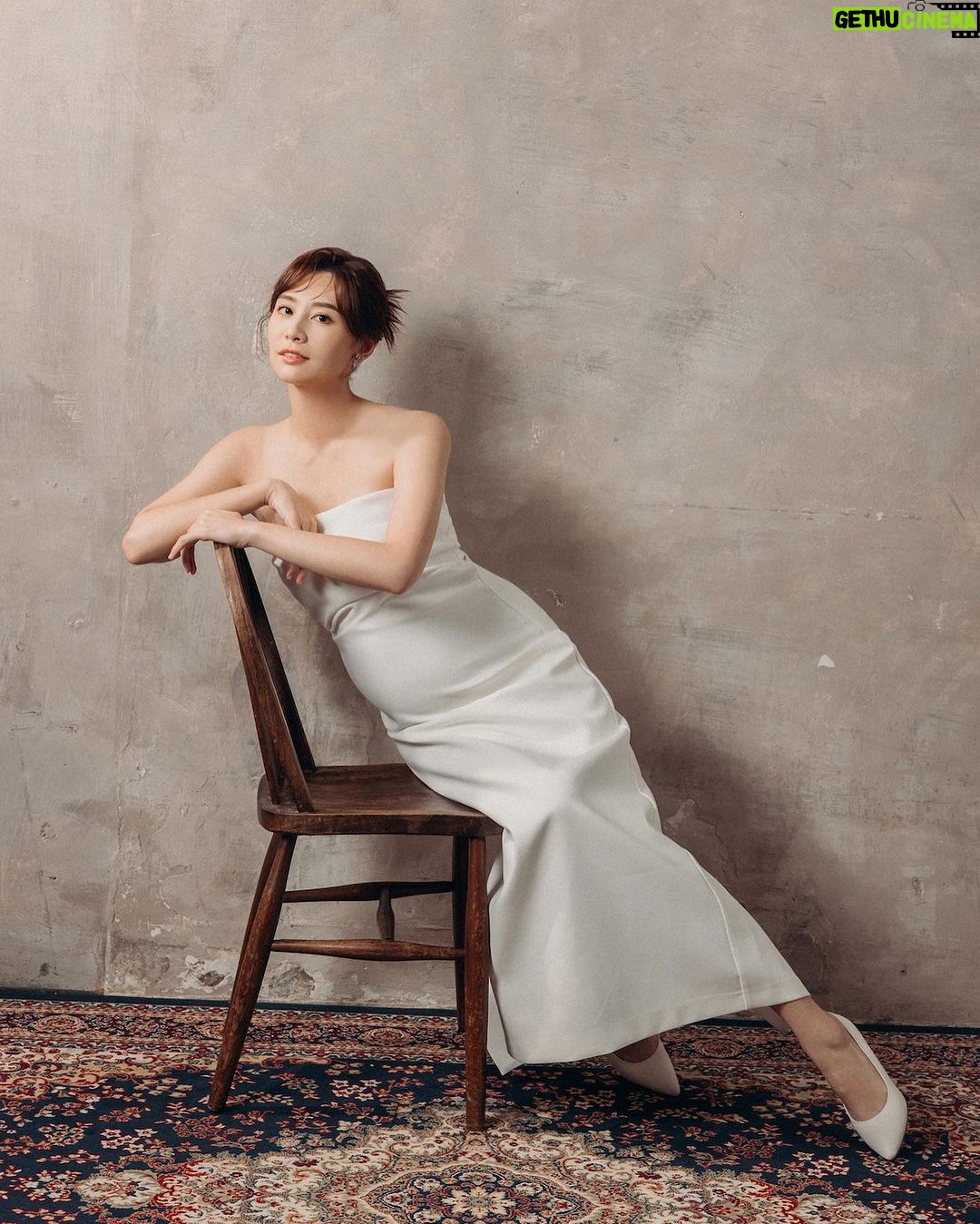 Kerstin Chan Instagram - 孕婦寫真第二篇 全部都是我😉 首圖有選擇性障礙🥹 拍照時31W的肚子還算輕盈 自從上週宮縮越來越頻繁 半夜衝急診後 肚子一天天變得更緊繃 現在走路像老奶奶一樣緩慢 很常急需攙扶 散步時必須帶雨傘拐杖撐著🌂 只有躺著的時候感覺好一些些 真心建議女性朋友們 在備孕時就要勤運動 把身體練得耐操一點😂 最後倒數一個月 名正言順躺好躺滿🫠 📷 @bao_photography 💄 @judy_beautyworld #孕寫真 #孕婦寫真