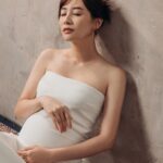Kerstin Chan Instagram - 孕婦寫真第二篇 全部都是我😉 首圖有選擇性障礙🥹 拍照時31W的肚子還算輕盈 自從上週宮縮越來越頻繁 半夜衝急診後 肚子一天天變得更緊繃 現在走路像老奶奶一樣緩慢 很常急需攙扶 散步時必須帶雨傘拐杖撐著🌂 只有躺著的時候感覺好一些些 真心建議女性朋友們 在備孕時就要勤運動 把身體練得耐操一點😂 最後倒數一個月 名正言順躺好躺滿🫠 📷 @bao_photography 💄 @judy_beautyworld #孕寫真 #孕婦寫真