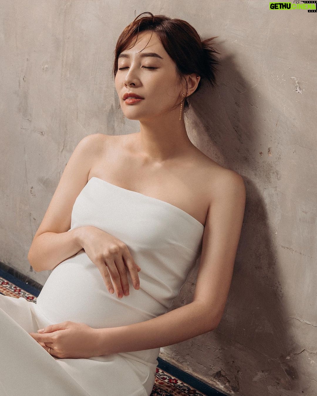 Kerstin Chan Instagram - 孕婦寫真第二篇 全部都是我😉 首圖有選擇性障礙🥹 拍照時31W的肚子還算輕盈 自從上週宮縮越來越頻繁 半夜衝急診後 肚子一天天變得更緊繃 現在走路像老奶奶一樣緩慢 很常急需攙扶 散步時必須帶雨傘拐杖撐著🌂 只有躺著的時候感覺好一些些 真心建議女性朋友們 在備孕時就要勤運動 把身體練得耐操一點😂 最後倒數一個月 名正言順躺好躺滿🫠 📷 @bao_photography 💄 @judy_beautyworld #孕寫真 #孕婦寫真