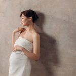 Kerstin Chan Instagram - 孕婦寫真第二篇 全部都是我😉 首圖有選擇性障礙🥹 拍照時31W的肚子還算輕盈 自從上週宮縮越來越頻繁 半夜衝急診後 肚子一天天變得更緊繃 現在走路像老奶奶一樣緩慢 很常急需攙扶 散步時必須帶雨傘拐杖撐著🌂 只有躺著的時候感覺好一些些 真心建議女性朋友們 在備孕時就要勤運動 把身體練得耐操一點😂 最後倒數一個月 名正言順躺好躺滿🫠 📷 @bao_photography 💄 @judy_beautyworld #孕寫真 #孕婦寫真
