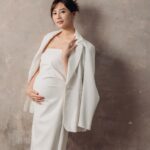 Kerstin Chan Instagram - 孕婦寫真第二篇 全部都是我😉 首圖有選擇性障礙🥹 拍照時31W的肚子還算輕盈 自從上週宮縮越來越頻繁 半夜衝急診後 肚子一天天變得更緊繃 現在走路像老奶奶一樣緩慢 很常急需攙扶 散步時必須帶雨傘拐杖撐著🌂 只有躺著的時候感覺好一些些 真心建議女性朋友們 在備孕時就要勤運動 把身體練得耐操一點😂 最後倒數一個月 名正言順躺好躺滿🫠 📷 @bao_photography 💄 @judy_beautyworld #孕寫真 #孕婦寫真