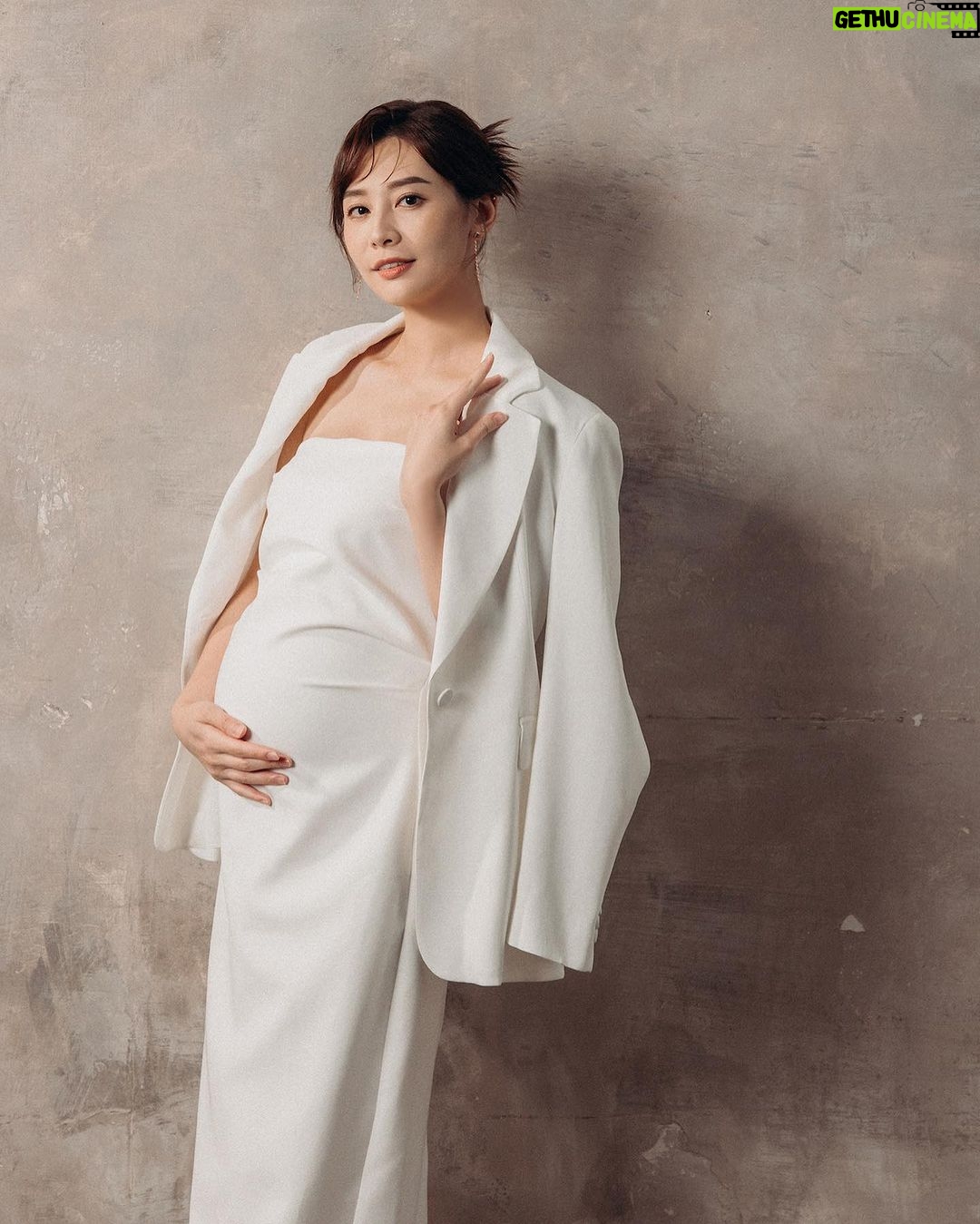 Kerstin Chan Instagram - 孕婦寫真第二篇 全部都是我😉 首圖有選擇性障礙🥹 拍照時31W的肚子還算輕盈 自從上週宮縮越來越頻繁 半夜衝急診後 肚子一天天變得更緊繃 現在走路像老奶奶一樣緩慢 很常急需攙扶 散步時必須帶雨傘拐杖撐著🌂 只有躺著的時候感覺好一些些 真心建議女性朋友們 在備孕時就要勤運動 把身體練得耐操一點😂 最後倒數一個月 名正言順躺好躺滿🫠 📷 @bao_photography 💄 @judy_beautyworld #孕寫真 #孕婦寫真