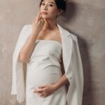 Kerstin Chan Instagram - 孕婦寫真第二篇 全部都是我😉 首圖有選擇性障礙🥹 拍照時31W的肚子還算輕盈 自從上週宮縮越來越頻繁 半夜衝急診後 肚子一天天變得更緊繃 現在走路像老奶奶一樣緩慢 很常急需攙扶 散步時必須帶雨傘拐杖撐著🌂 只有躺著的時候感覺好一些些 真心建議女性朋友們 在備孕時就要勤運動 把身體練得耐操一點😂 最後倒數一個月 名正言順躺好躺滿🫠 📷 @bao_photography 💄 @judy_beautyworld #孕寫真 #孕婦寫真