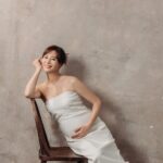 Kerstin Chan Instagram - 孕婦寫真第二篇 全部都是我😉 首圖有選擇性障礙🥹 拍照時31W的肚子還算輕盈 自從上週宮縮越來越頻繁 半夜衝急診後 肚子一天天變得更緊繃 現在走路像老奶奶一樣緩慢 很常急需攙扶 散步時必須帶雨傘拐杖撐著🌂 只有躺著的時候感覺好一些些 真心建議女性朋友們 在備孕時就要勤運動 把身體練得耐操一點😂 最後倒數一個月 名正言順躺好躺滿🫠 📷 @bao_photography 💄 @judy_beautyworld #孕寫真 #孕婦寫真
