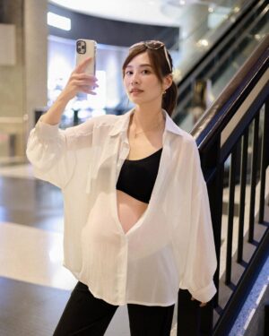 Kerstin Chan Instagram - 抽獎送禮物時間～🧸

身邊有好多女性朋友們
因為受夠鋼圈內衣的束縛
都開始轉而追求舒適好穿的運動型內衣
但共用遇到最麻煩的問題
就是內衣太舒適=支撐力堪憂
容易導致胸型失蹤😐
找不到合適的內在美
也是我孕期的困擾

這款 最近很夯的💐24HRS無感失憶內衣 
最有名的地方就在透氣舒適
實穿後發現支撐力也很不錯！
我會送出3套（內衣+內褲）
邀請姐妹們跟我一起試穿看看
再跟我分享心得囉～

想體驗的人
留言想要的顏色/款式
9/9我會抽出3位幸運得主

有3種款式可以挑
我的是「經典款」系列 
還有「V領美背」和「涼感萊卡」
到 @fashionforyes_ / @24hrs_underwear 精選  有照片可以看
選完後趕快留言吧～👇🏻

也歡迎男性朋友們幫另一半抽獎
來看看有誰這麼貼心 
我先給大拇指👍🏻

#JustWear24HRS