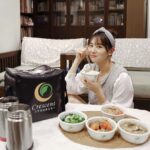 Kerstin Chan Instagram - 「育兒比工作還累」這句警世名言 我總算是開始體會到了😉 但新手媽媽我 還是心甘情願無怨無悔 因為踏實的幸福感 只有自己最知道💙 還在坐月子就回家打仗 睡覺時間都是擠出來的 哪有時間每天回答自己 人類每日最惱人難題"「要吃什麼?」😂 這陣子吃苦只能靠自己 還好吃補這件事有專家幫我料理🧑‍🍳 #月芽月子餐 真是省了我一大麻煩事 一日三餐熱送到家門口 蛋白質主菜/蔬菜/補湯/藥燉品/養生茶 該補的營養都幫我調配好 回家坐月子不用為了吃什麼而煩惱 省心又省事 讓產婦能利用零碎時間補眠😭 而且吃了進補食材真的有差 全身暖呼呼的～真的有補到的感覺 我每天最期待揭曉甜品的環節 西米露、銀耳湯 全部都好吃出新高度 吃補調養身體 心情也一併被治癒🥰 人家都說坐月子 是女人重生的重要時期 有補好身子 過往病痛都可能不藥而癒 雖然新手媽媽照顧嫩嬰一定睡不飽 但一定要記得吃好吃飽🫶🏻 🍽️ @yueya_tw 🥢