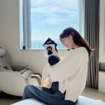 Kerstin Chan Instagram - 🧩滑著月子中心生活記錄碎片，感嘆著茶來伸手飯來張口的日子結束了。😂 最近被嬰療癒的同時，眼下越來越深的瘀青也是騙不了人，好想念月子中心每個溫柔親切的護理師啊～～一通電話直通嬰兒室，立刻有人來救援，姊姊們各個都是天使般的存在！相信過來人都有同感🥹 選對月中真的很重要，好的月中帶我上天堂！慶幸在開啟換尿布餵奶的無限循環前，選在國泰產後護理之家好好休養，入住前絕對是要貨比三家的，住過的親友都說讚，現在的我也不例外。 👉小兒科醫師每週巡診2次、婦產科每週1次，照護比1：5，不強迫母嬰同室，有攝影機可隨時看寶寶，使用鍋爐水洗澡，按摩Spa洗頭服務通通有。為了寶寶健康，訪客管控也很嚴謹，在商辦大樓裡，還有自己內部專屬電梯。 還記得參觀時，看到護理師照顧寶寶時的眼神超級有愛，跟另一家人人眼神死形成極端對比，讓我跟邵一致認為月中的錢不能省，免得擔心小孩被虐待🥲。入住之後感受更深刻，面對像我們這種經驗值零的菜鳥爸媽，感謝國泰護理師，每一次的從旁協助，耐心帶著我們經驗養成。 🍜吐十個月的我，最期待每天的吃飯時光，三餐兩點心，都經過營養師調配，沒想過月子餐可以如此豐盛好吃，而且內部廚房現煮現送，吃到的飯菜都是熱騰騰的！ 怕無聊的媽媽還有各種課程可以參加，手作課、瑜珈課我都手刀報名。 內湖國泰這幾年新開幕，內部環境跟6星級飯店一樣高級素溪，坐月子就像度假一樣，我很樂意在這關3個月！打到這又開始想念了~ @cathaybabycare 👶🏻🍼💓 #國泰產後護理之家 #月子中心 #月子中心的日子