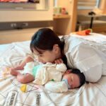 Kerstin Chan Instagram - 別人以為的育兒生活：吸嬰兒奶味一整天 🍼 / 實際上：照6餐聞尿布💩 最近的樂趣是 跟嬰兒他爸輪流聞 比比看誰生意興隆💩💩💩 每次都期待是對方中獎😆 有時候還會聞到奇特的酸味兒 滑到最後有影片🎬 還有一個亮點是 終於讓我收藏到地圖製造的新生兒浴巾了😍 以前都是送給親朋好友 這次終於輪到我自用 叩謝 @makeworld.tw 魚老闆賜的龍袍🫶🏻 媽媽還在思考要當浴巾還是小被被蓋到大 （不洗的那種 好省事😆）