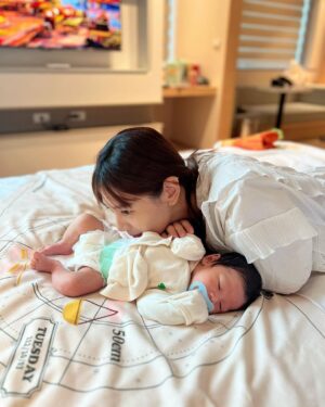 Kerstin Chan Instagram - 別人以為的育兒生活：吸嬰兒奶味一整天 🍼 / 實際上：照6餐聞尿布💩
最近的樂趣是
跟嬰兒他爸輪流聞 
比比看誰生意興隆💩💩💩
每次都期待是對方中獎😆

有時候還會聞到奇特的酸味兒
滑到最後有影片🎬

還有一個亮點是
終於讓我收藏到地圖製造的新生兒浴巾了😍
以前都是送給親朋好友
這次終於輪到我自用
叩謝 @makeworld.tw 魚老闆賜的龍袍🫶🏻 
媽媽還在思考要當浴巾還是小被被蓋到大
（不洗的那種 好省事😆）
