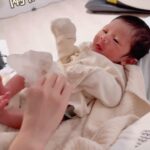 Kerstin Chan Instagram - 新生兒的逆襲💩💦⛲️ 菜鳥爸媽每天都有學不完的事 把屎把尿、餵奶拍嗝 還好月中有專業護理師手把手教 但難免還是有意外發生😱 像是這支影片就是經典範例 我兒子幫他爸媽上了一堂 寶貴的新手教育課 請看VCR🎬