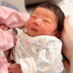 Kerstin Chan Instagram - 奉上一張寶寶醉奶照🍼謝謝哥哥姊姊叔叔姨姨的恭喜和祝福🥰 這篇長文，寫給嚮往 #優雅生產 的朋友們參考。 在經歷過用力到體力透支、眼神渙散後，現在想來 「優雅」跟「生產」這兩個詞，真是八竿子打不著，那 #禾馨 傳說中的「優雅生產」到底是怎麼一回事？ 比起電視上演的，產婦痛到聲嘶力竭，甚至還有喊著想殺老公的🥲，生產的痛，我真是一點都沒感受到！不但要讚嘆 #減痛分娩 (#無痛分娩 )的發明，更讓我驚喜的是，#禾馨醫療 的人性化流程： 👉🏻不必忍痛到開兩指才能打，最後生產前也不會被強制關無痛（這真的太重要了!!! ），讓媽媽完全不用經歷自然產當下的劇烈撕裂疼痛，我甚至一路打到生完隔天，在別家醫院生產的朋友們都難以置信。 💉「打無痛流程」 因為寶寶頭圍偏大，我約好來催生，一進院先在脊椎上埋等等要打無痛的針，原本以為超可怕，但其實酸的成分居多，痛覺倒是還好，在手背上埋點滴管還比較有感。 子宮一有收縮感，護理師就來幫我開無痛藥劑，我是選擇👉🏻吃到飽方案，一不舒服就自己手動按好按滿！那個藍藍的按鈕真是產婦的救贖啊～～🥹 護理師看我按得保守擔心我痛，還提醒我不要客氣，都花了錢就盡量打😂，以致於待產到生產，我完全沒有感覺到痛，包含開指宮縮痛、生產撕裂痛，當然也沒有怒吼狂叫、崩潰尖叫那樣的八點檔畫面😂。 禾馨也讓我看到所謂的 #小細節大不同 ，實際入住 #LDR樂得兒產房 ，就知道為什麼親友們大推特推！我從待產、生產到產後休息，一條龍都躺在同一張床上，等開指等到筋疲力盡時，不需要拖著疲憊的身體，移動到產檯上生。 ❤️‍🩹最難忘的是，護理師總能溫柔的接住我，讓新手媽媽在徬徨無助時得到最溫暖的安慰。感謝我的主治醫師陳志堯，當堯哥輕鬆話家常，就知道安啦！👌🏻不需要操心，緊張時給了我滿滿安定感。像他最後縫合傷口，還一邊跟我閒聊產後做什麼運動比較好，雖然我當時累到只想大睡一覺。🫠 實際走一遭，一層層的設想周到，才讓產婦躺著面對未知恐懼時，還能保有一絲絲優雅。 真的好慶幸，我是禾馨媽媽，子龍是 #禾馨寶寶，我們都得到最貼心的照護 @dianthusmfmclinic ❤️ 😙對了！薑汁洗髮好療癒、三餐甜點超好吃，媽媽們元氣大傷後，好好享受一下吧！
