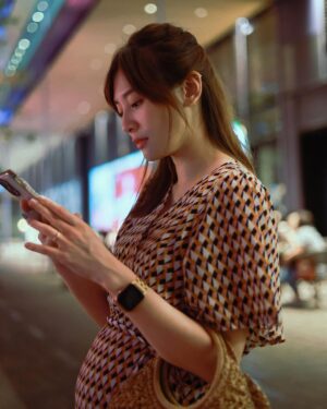 Kerstin Chan Instagram - 肚子裡的行囊超過3000g啦～

這週經歷孕期最慘烈的夜晚 
嚴重胃食道逆流
體會到原來火燒心是這麼一回事
為了降低喉嚨灼熱感
只好含著冰塊睡覺🥲

每天晚上平均睡3小時🥱🥱🥱
聽說這是孕後期的身體機制
讓媽媽們提早預習往後的日子

不知道寶寶會以什麼方式降臨
緊張期待🥹

#懷孕日記 #孵蛋日記