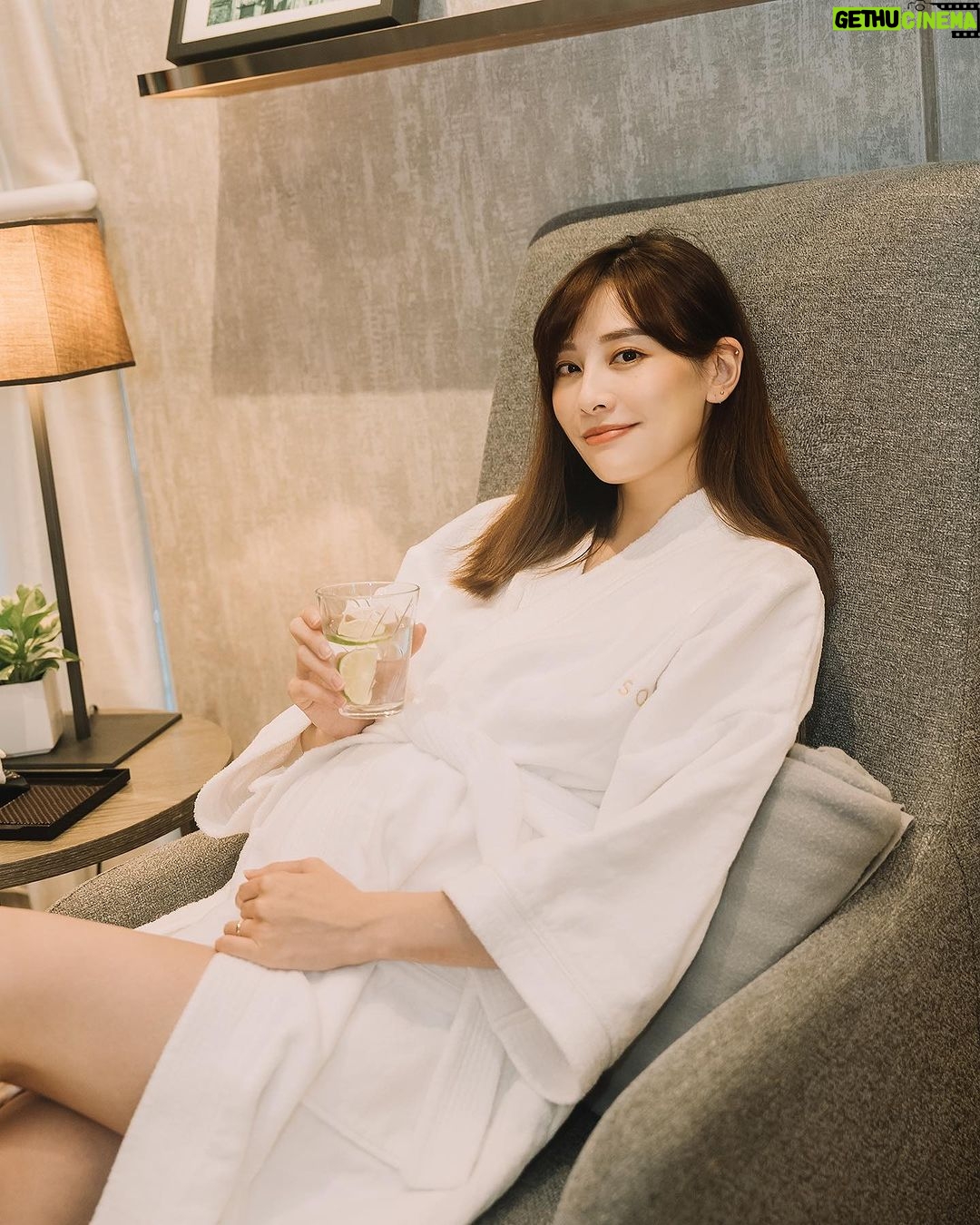 Kerstin Chan Instagram - 終於感受到孕婦按摩 為什麼被稱為孕媽咪的天堂啦~🥹 孕後期天天腰痠背痛 坐睡更導致肩頸緊繃 雙腿一整天下來容易腫腫脹脹 看了很多孕界學姊們 分享孕婦按摩的好 我也終於開啟這道快~樂~之~門~😍 孕期按摩 最怕力道拿捏不好導致宮縮 @societaiwan 按摩師的力道和手法 是我體驗過 前所未有的溫柔 孕媽咪舒緩按摩課程 從腳開始一路按到腹部、背部、肩頸胸、頭部 節奏慢慢的、深層的 讓全身達到徹底放鬆 按摩肚子的感覺好神奇 原本緊繃的肚皮變得柔軟放鬆 偶爾還會得到寶寶的回應👶🏻太可愛了~ 在一個小時的課程後 全身久違地獲得輕鬆的感覺 肩頸舒展開來 雙腿腫脹也消了許多 不知道有多久 走起路來沒這麼輕盈了 也很重要的是 SOCIE施舒雅使用的產品 只有添加維他命E 成分都很天然 讓媽咪們更放心享受~ 我體驗的分館是在 信義區Bellavita 3F 這裡環境寬敞乾淨 空氣彌漫著淡淡的清香味 舒服的氛圍讓心情跟著放鬆 施舒雅不愧是為廣大的女性創造整體美的日本品牌 幫助我們體態和心情都保持美麗 這次的日本手技按摩課程 實在太滿意 下次我還要來體驗其他儀器版課程 讓身體循環更順暢 提醒各位準爸爸們 讓老婆在孕期維持身心舒服 你們的日子也會過得更幸福 知道怎麼做了吧!😎 不過預約前有個小提醒 雖然普遍懷孕滿4個月就能來體驗 但每個人的狀況不一樣 還是先諮詢一下醫生比較安心唷! #日本SPA #精緻SPA保養 #SOCIÉ #日本施舒雅美容世界 #來自日本的美麗與安心 #孕媽咪舒緩按摩 👉🏻了解更多:https://reurl.cc/LAv5AK