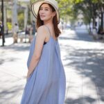 Kerstin Chan Instagram - 相信不少孕媽咪 都被 @mamamia.shop 的穿搭美照燒過 🔥 我也不例外～ 但我是一直到 摸到衣服本尊的當下 才知道為什麼品牌口碑這麼好👍🏻 孕期挑衣服 我都特別挑產後還能繼續穿的款式 所以看起來都不太像孕婦裝 朋友也常說 「你懷孕穿的衣服跟平時沒落差啊！」 除此之外 當然也要選舒適度高的☺️ 👗像是我的藍色洋裝 質料摸起來好柔軟 完全沒有一般雪紡紗 粗粗刺刺的感覺 👖牛仔吊帶褲 更沒有我害怕的那種 洗不掉的單寧味 這件我甚至沒洗過就直接穿了😂 如果跟我一樣 孕期皮膚特別敏感 挑衣服記得要好好篩選親膚料質 光是這一點 #Mamamia孕婦裝 從來沒讓我失望過🥰 https://bit.ly/3PonoqK #孕婦穿搭 #孕婦裝品牌 #孕婦裝推薦 #孕婦洋裝