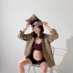 Kerstin Chan Instagram - 🤰🏻30週時拍了孕婦寫真 趁著被強制安胎的臥床時間 剪了這支拍攝花絮 當作送自己的生日禮物🥰 下個月就是一家六口了 👨🏻👩🏻+👶🏻+🐱🐈‍⬛🐶 全家人平安健康是最大願望🫶🏻 / 自從決定拍便服系列後 就想自己搭配 對我和邵都有紀念意義的風格 毫無疑問就是套裝+運動風啦～ 再找時間分享找服裝小訣竅 📷還記得當初尋找攝影師時 是在海量的作品中 被 @bao_photography 的影像風格吸引 可以有個性 又能拍出溫暖的感覺 包包的人和文字也一樣暖暖的 就算男主角有時尷尬癌發作 拍照氛圍依然輕鬆舒服🍀 剛拿到熱騰騰出爐的精修照 準備要洗版大家了🙈 💄也好喜歡造型師 @judy_beautyworld 幫我盤了近期很流行的韓系雞毛毽子頭🪶 好搭我的白色套裝 細緻的妝感、根根分明的睫毛 為整體造型加分😍 特別感謝 #Nike 好朋友的強力後援 陪伴我們一起完成美好作品 @karen0576 ❤️ #孕寫真 #孕婦寫真