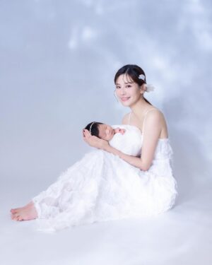 Kerstin Chan Instagram - 寶寶寫真Part2👶🏻 選不出首圖系列

抱在手上還是感覺好不真實～
好難想像這個小傢伙
在我肚子裡住了10個月
更成了這輩子最甜蜜的羈絆🥹

📷 @katie_cloris_photography 
#katieclorisphotography #dearliz #新生兒 #新生兒寫真 #新生兒攝影  #寶寶寫真 #寶寶攝影 #寶寶成長日記 #寶寶日記 #嬰兒寫真