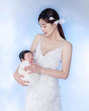 Kerstin Chan Instagram - 寶寶寫真Part2👶🏻 選不出首圖系列

抱在手上還是感覺好不真實～
好難想像這個小傢伙
在我肚子裡住了10個月
更成了這輩子最甜蜜的羈絆🥹

📷 @katie_cloris_photography 
#katieclorisphotography #dearliz #新生兒 #新生兒寫真 #新生兒攝影  #寶寶寫真 #寶寶攝影 #寶寶成長日記 #寶寶日記 #嬰兒寫真
