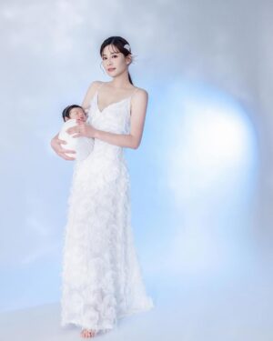 Kerstin Chan Instagram - 寶寶寫真Part2👶🏻 選不出首圖系列

抱在手上還是感覺好不真實～
好難想像這個小傢伙
在我肚子裡住了10個月
更成了這輩子最甜蜜的羈絆🥹

📷 @katie_cloris_photography 
#katieclorisphotography #dearliz #新生兒 #新生兒寫真 #新生兒攝影  #寶寶寫真 #寶寶攝影 #寶寶成長日記 #寶寶日記 #嬰兒寫真