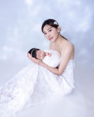 Kerstin Chan Instagram - 寶寶寫真Part2👶🏻 選不出首圖系列

抱在手上還是感覺好不真實～
好難想像這個小傢伙
在我肚子裡住了10個月
更成了這輩子最甜蜜的羈絆🥹

📷 @katie_cloris_photography 
#katieclorisphotography #dearliz #新生兒 #新生兒寫真 #新生兒攝影  #寶寶寫真 #寶寶攝影 #寶寶成長日記 #寶寶日記 #嬰兒寫真