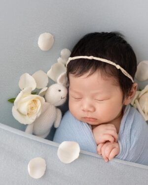 Kerstin Chan Instagram - 寶寶寫真Part2👶🏻 選不出首圖系列

抱在手上還是感覺好不真實～
好難想像這個小傢伙
在我肚子裡住了10個月
更成了這輩子最甜蜜的羈絆🥹

📷 @katie_cloris_photography 
#katieclorisphotography #dearliz #新生兒 #新生兒寫真 #新生兒攝影  #寶寶寫真 #寶寶攝影 #寶寶成長日記 #寶寶日記 #嬰兒寫真