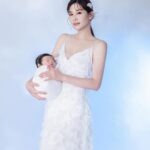 Kerstin Chan Instagram - 寶寶寫真Part2👶🏻 選不出首圖系列 抱在手上還是感覺好不真實～ 好難想像這個小傢伙 在我肚子裡住了10個月 更成了這輩子最甜蜜的羈絆🥹 📷 @katie_cloris_photography #katieclorisphotography #dearliz #新生兒 #新生兒寫真 #新生兒攝影 #寶寶寫真 #寶寶攝影 #寶寶成長日記 #寶寶日記 #嬰兒寫真