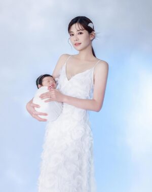 Kerstin Chan Instagram - 寶寶寫真Part2👶🏻 選不出首圖系列

抱在手上還是感覺好不真實～
好難想像這個小傢伙
在我肚子裡住了10個月
更成了這輩子最甜蜜的羈絆🥹

📷 @katie_cloris_photography 
#katieclorisphotography #dearliz #新生兒 #新生兒寫真 #新生兒攝影  #寶寶寫真 #寶寶攝影 #寶寶成長日記 #寶寶日記 #嬰兒寫真