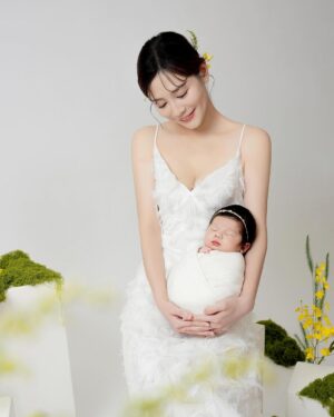 Kerstin Chan Instagram - 寶寶寫真Part2👶🏻 選不出首圖系列

抱在手上還是感覺好不真實～
好難想像這個小傢伙
在我肚子裡住了10個月
更成了這輩子最甜蜜的羈絆🥹

📷 @katie_cloris_photography 
#katieclorisphotography #dearliz #新生兒 #新生兒寫真 #新生兒攝影  #寶寶寫真 #寶寶攝影 #寶寶成長日記 #寶寶日記 #嬰兒寫真