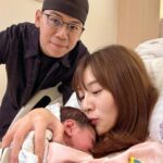 Kerstin Chan Instagram - 原來世界上最好聽的聲音 是我的小王子降臨地球村的哭聲🥹 斷斷續續的咿咿啊啊 有點含蓄 無敵可愛 抱在懷裡那一刻才真正安心 忍不住一直聞寶寶 剛出生真的有花生油的味道🥜 生產中發生一些突發狀況 寶寶心跳驟降 讓我嚇到差點昏過去😣 還好專業醫護人員緊急排除狀況 但突如其來的驚嚇 還是讓我整個產程 陷入深深的恐懼和擔憂 伴隨著用盡全力的無力虛脫 和前一天只睡3小時的極度疲憊 全身不自覺狂抖 精神體力撐到極限時 有一句話一直支撐著我 「生產是媽媽的媽媽也走過的路 一點都不可怕！」 想著媽媽 真的更有力量了！🥹 更重要的是我最棒的隊友 無時無刻陪伴在側 鼓勵我要勇敢 邵說這是上天準備送給我們天使寶寶前的考驗 聽完又燃起鬥志堅持下去💪🏻 如果是這樣 我甘願受苦受難 經歷17個小時的煎熬 我們的天使寶寶 選在他爸媽的結婚紀念日來報到❤️ 果然是隻貼心的小寶貝 以後生日就跟爸媽一起慶祝啦💓 介紹一下 我兒的綽號是👉🏻松山邵子龍 😆 小名的由來 交給爸爸來說 @philipshao 我每次講都嘴軟🤭 Special thanks: @dianthusmfmclinic 這幾天超級感謝禾馨醫療團隊的細心照顧❤️