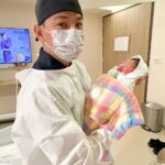 Kerstin Chan Instagram - 原來世界上最好聽的聲音 是我的小王子降臨地球村的哭聲🥹 斷斷續續的咿咿啊啊 有點含蓄 無敵可愛 抱在懷裡那一刻才真正安心 忍不住一直聞寶寶 剛出生真的有花生油的味道🥜 生產中發生一些突發狀況 寶寶心跳驟降 讓我嚇到差點昏過去😣 還好專業醫護人員緊急排除狀況 但突如其來的驚嚇 還是讓我整個產程 陷入深深的恐懼和擔憂 伴隨著用盡全力的無力虛脫 和前一天只睡3小時的極度疲憊 全身不自覺狂抖 精神體力撐到極限時 有一句話一直支撐著我 「生產是媽媽的媽媽也走過的路 一點都不可怕！」 想著媽媽 真的更有力量了！🥹 更重要的是我最棒的隊友 無時無刻陪伴在側 鼓勵我要勇敢 邵說這是上天準備送給我們天使寶寶前的考驗 聽完又燃起鬥志堅持下去💪🏻 如果是這樣 我甘願受苦受難 經歷17個小時的煎熬 我們的天使寶寶 選在他爸媽的結婚紀念日來報到❤️ 果然是隻貼心的小寶貝 以後生日就跟爸媽一起慶祝啦💓 介紹一下 我兒的綽號是👉🏻松山邵子龍 😆 小名的由來 交給爸爸來說 @philipshao 我每次講都嘴軟🤭 Special thanks: @dianthusmfmclinic 這幾天超級感謝禾馨醫療團隊的細心照顧❤️