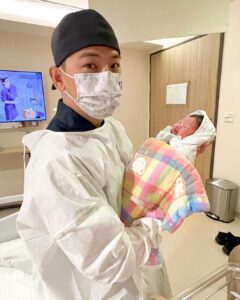 Kerstin Chan Instagram - 原來世界上最好聽的聲音 是我的小王子降臨地球村的哭聲🥹 斷斷續續的咿咿啊啊 有點含蓄 無敵可愛 抱在懷裡那一刻才真正安心 忍不住一直聞寶寶 剛出生真的有花生油的味道🥜 生產中發生一些突發狀況 寶寶心跳驟降 讓我嚇到差點昏過去😣 還好專業醫護人員緊急排除狀況 但突如其來的驚嚇 還是讓我整個產程 陷入深深的恐懼和擔憂 伴隨著用盡全力的無力虛脫 和前一天只睡3小時的極度疲憊 全身不自覺狂抖 精神體力撐到極限時 有一句話一直支撐著我 「生產是媽媽的媽媽也走過的路 一點都不可怕！」 想著媽媽 真的更有力量了！🥹 更重要的是我最棒的隊友 無時無刻陪伴在側 鼓勵我要勇敢 邵說這是上天準備送給我們天使寶寶前的考驗 聽完又燃起鬥志堅持下去💪🏻 如果是這樣 我甘願受苦受難 經歷17個小時的煎熬 我們的天使寶寶 選在他爸媽的結婚紀念日來報到❤️ 果然是隻貼心的小寶貝 以後生日就跟爸媽一起慶祝啦💓 介紹一下 我兒的綽號是👉🏻松山邵子龍 😆 小名的由來 交給爸爸來說 @philipshao 我每次講都嘴軟🤭 Special thanks: @dianthusmfmclinic 這幾天超級感謝禾馨醫療團隊的細心照顧❤️