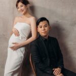 Kerstin Chan Instagram - 📷孕婦寫真第一篇 照片都太喜歡🤍只好分幾次分享🙈 第一套拍黑白套裝 走的是播報風 因為拍的是便服系列 衣服得自己準備 過程中獲得了很多心得 需要的人趕快收藏起來～ 小紅書上資料庫最豐富 打「孕婦寫真」就有好多參考範例 建議先海量找靈感 之後挑服裝會更有方向 至於購買平台 最多人使用的應該是淘寶 的確有很多選擇 但到貨時間不好抓 品質也比較難掌握 ⭐️記得先看評價再下單 評論人數太少的店家比較有疑慮 盡量不要輕易嘗試 保險起見 也可請賣家先拍細節影片供參 尋尋覓覓 我最後還是傾向實體店面試穿 我的套裝是在Zara找到的 急著拍照的話 蝦皮有些廠商配合24小時到貨 超級方便😍 📷 @bao_photography 💄 @judy_beautyworld #孕寫真 #孕婦寫真
