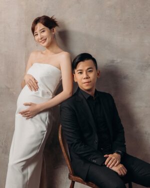 Kerstin Chan Instagram - 📷孕婦寫真第一篇 
照片都太喜歡🤍只好分幾次分享🙈

第一套拍黑白套裝
走的是播報風
因為拍的是便服系列
衣服得自己準備
過程中獲得了很多心得
需要的人趕快收藏起來～

小紅書上資料庫最豐富
打「孕婦寫真」就有好多參考範例
建議先海量找靈感 
之後挑服裝會更有方向

至於購買平台 
最多人使用的應該是淘寶
的確有很多選擇
但到貨時間不好抓
品質也比較難掌握
⭐️記得先看評價再下單
評論人數太少的店家比較有疑慮 
盡量不要輕易嘗試
保險起見 也可請賣家先拍細節影片供參

尋尋覓覓
我最後還是傾向實體店面試穿
我的套裝是在Zara找到的
急著拍照的話
蝦皮有些廠商配合24小時到貨 超級方便😍

📷 @bao_photography 
💄 @judy_beautyworld 

#孕寫真 #孕婦寫真