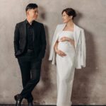 Kerstin Chan Instagram - 📷孕婦寫真第一篇 照片都太喜歡🤍只好分幾次分享🙈 第一套拍黑白套裝 走的是播報風 因為拍的是便服系列 衣服得自己準備 過程中獲得了很多心得 需要的人趕快收藏起來～ 小紅書上資料庫最豐富 打「孕婦寫真」就有好多參考範例 建議先海量找靈感 之後挑服裝會更有方向 至於購買平台 最多人使用的應該是淘寶 的確有很多選擇 但到貨時間不好抓 品質也比較難掌握 ⭐️記得先看評價再下單 評論人數太少的店家比較有疑慮 盡量不要輕易嘗試 保險起見 也可請賣家先拍細節影片供參 尋尋覓覓 我最後還是傾向實體店面試穿 我的套裝是在Zara找到的 急著拍照的話 蝦皮有些廠商配合24小時到貨 超級方便😍 📷 @bao_photography 💄 @judy_beautyworld #孕寫真 #孕婦寫真