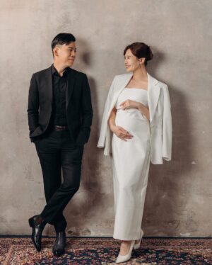 Kerstin Chan Instagram - 📷孕婦寫真第一篇 
照片都太喜歡🤍只好分幾次分享🙈

第一套拍黑白套裝
走的是播報風
因為拍的是便服系列
衣服得自己準備
過程中獲得了很多心得
需要的人趕快收藏起來～

小紅書上資料庫最豐富
打「孕婦寫真」就有好多參考範例
建議先海量找靈感 
之後挑服裝會更有方向

至於購買平台 
最多人使用的應該是淘寶
的確有很多選擇
但到貨時間不好抓
品質也比較難掌握
⭐️記得先看評價再下單
評論人數太少的店家比較有疑慮 
盡量不要輕易嘗試
保險起見 也可請賣家先拍細節影片供參

尋尋覓覓
我最後還是傾向實體店面試穿
我的套裝是在Zara找到的
急著拍照的話
蝦皮有些廠商配合24小時到貨 超級方便😍

📷 @bao_photography 
💄 @judy_beautyworld 

#孕寫真 #孕婦寫真