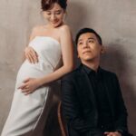 Kerstin Chan Instagram - 📷孕婦寫真第一篇 照片都太喜歡🤍只好分幾次分享🙈 第一套拍黑白套裝 走的是播報風 因為拍的是便服系列 衣服得自己準備 過程中獲得了很多心得 需要的人趕快收藏起來～ 小紅書上資料庫最豐富 打「孕婦寫真」就有好多參考範例 建議先海量找靈感 之後挑服裝會更有方向 至於購買平台 最多人使用的應該是淘寶 的確有很多選擇 但到貨時間不好抓 品質也比較難掌握 ⭐️記得先看評價再下單 評論人數太少的店家比較有疑慮 盡量不要輕易嘗試 保險起見 也可請賣家先拍細節影片供參 尋尋覓覓 我最後還是傾向實體店面試穿 我的套裝是在Zara找到的 急著拍照的話 蝦皮有些廠商配合24小時到貨 超級方便😍 📷 @bao_photography 💄 @judy_beautyworld #孕寫真 #孕婦寫真