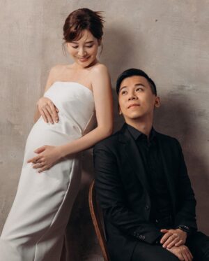 Kerstin Chan Instagram - 📷孕婦寫真第一篇 
照片都太喜歡🤍只好分幾次分享🙈

第一套拍黑白套裝
走的是播報風
因為拍的是便服系列
衣服得自己準備
過程中獲得了很多心得
需要的人趕快收藏起來～

小紅書上資料庫最豐富
打「孕婦寫真」就有好多參考範例
建議先海量找靈感 
之後挑服裝會更有方向

至於購買平台 
最多人使用的應該是淘寶
的確有很多選擇
但到貨時間不好抓
品質也比較難掌握
⭐️記得先看評價再下單
評論人數太少的店家比較有疑慮 
盡量不要輕易嘗試
保險起見 也可請賣家先拍細節影片供參

尋尋覓覓
我最後還是傾向實體店面試穿
我的套裝是在Zara找到的
急著拍照的話
蝦皮有些廠商配合24小時到貨 超級方便😍

📷 @bao_photography 
💄 @judy_beautyworld 

#孕寫真 #孕婦寫真