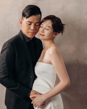 Kerstin Chan Instagram - 📷孕婦寫真第一篇 
照片都太喜歡🤍只好分幾次分享🙈

第一套拍黑白套裝
走的是播報風
因為拍的是便服系列
衣服得自己準備
過程中獲得了很多心得
需要的人趕快收藏起來～

小紅書上資料庫最豐富
打「孕婦寫真」就有好多參考範例
建議先海量找靈感 
之後挑服裝會更有方向

至於購買平台 
最多人使用的應該是淘寶
的確有很多選擇
但到貨時間不好抓
品質也比較難掌握
⭐️記得先看評價再下單
評論人數太少的店家比較有疑慮 
盡量不要輕易嘗試
保險起見 也可請賣家先拍細節影片供參

尋尋覓覓
我最後還是傾向實體店面試穿
我的套裝是在Zara找到的
急著拍照的話
蝦皮有些廠商配合24小時到貨 超級方便😍

📷 @bao_photography 
💄 @judy_beautyworld 

#孕寫真 #孕婦寫真