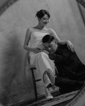 Kerstin Chan Instagram - 📷孕婦寫真第一篇 
照片都太喜歡🤍只好分幾次分享🙈

第一套拍黑白套裝
走的是播報風
因為拍的是便服系列
衣服得自己準備
過程中獲得了很多心得
需要的人趕快收藏起來～

小紅書上資料庫最豐富
打「孕婦寫真」就有好多參考範例
建議先海量找靈感 
之後挑服裝會更有方向

至於購買平台 
最多人使用的應該是淘寶
的確有很多選擇
但到貨時間不好抓
品質也比較難掌握
⭐️記得先看評價再下單
評論人數太少的店家比較有疑慮 
盡量不要輕易嘗試
保險起見 也可請賣家先拍細節影片供參

尋尋覓覓
我最後還是傾向實體店面試穿
我的套裝是在Zara找到的
急著拍照的話
蝦皮有些廠商配合24小時到貨 超級方便😍

📷 @bao_photography 
💄 @judy_beautyworld 

#孕寫真 #孕婦寫真