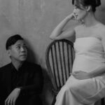 Kerstin Chan Instagram - 📷孕婦寫真第一篇 照片都太喜歡🤍只好分幾次分享🙈 第一套拍黑白套裝 走的是播報風 因為拍的是便服系列 衣服得自己準備 過程中獲得了很多心得 需要的人趕快收藏起來～ 小紅書上資料庫最豐富 打「孕婦寫真」就有好多參考範例 建議先海量找靈感 之後挑服裝會更有方向 至於購買平台 最多人使用的應該是淘寶 的確有很多選擇 但到貨時間不好抓 品質也比較難掌握 ⭐️記得先看評價再下單 評論人數太少的店家比較有疑慮 盡量不要輕易嘗試 保險起見 也可請賣家先拍細節影片供參 尋尋覓覓 我最後還是傾向實體店面試穿 我的套裝是在Zara找到的 急著拍照的話 蝦皮有些廠商配合24小時到貨 超級方便😍 📷 @bao_photography 💄 @judy_beautyworld #孕寫真 #孕婦寫真