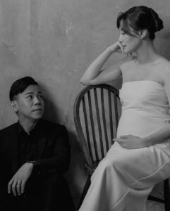 Kerstin Chan Instagram - 📷孕婦寫真第一篇 照片都太喜歡🤍只好分幾次分享🙈 第一套拍黑白套裝 走的是播報風 因為拍的是便服系列 衣服得自己準備 過程中獲得了很多心得 需要的人趕快收藏起來～ 小紅書上資料庫最豐富 打「孕婦寫真」就有好多參考範例 建議先海量找靈感 之後挑服裝會更有方向 至於購買平台 最多人使用的應該是淘寶 的確有很多選擇 但到貨時間不好抓 品質也比較難掌握 ⭐️記得先看評價再下單 評論人數太少的店家比較有疑慮 盡量不要輕易嘗試 保險起見 也可請賣家先拍細節影片供參 尋尋覓覓 我最後還是傾向實體店面試穿 我的套裝是在Zara找到的 急著拍照的話 蝦皮有些廠商配合24小時到貨 超級方便😍 📷 @bao_photography 💄 @judy_beautyworld #孕寫真 #孕婦寫真