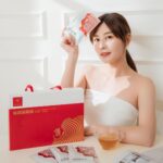 Kerstin Chan Instagram - 產檢時 我跟醫生的真實對話 (懷孕三個月) 🤰🏻：醫生救救我 我吐好慘都吃不下 這樣正常嗎? 👨🏻‍⚕️：八成孕婦四個月海闊天空 你快好了！ （懷孕五個月） 🤰🏻：我怎麼越吐越慘 好怕吐到生 👨🏻‍⚕️：不會啦你沒那麼衰 再忍一下 （懷孕八個月 心已死) 🤰🏻：醫生我會不會永遠好不了？ 👨🏻‍⚕️：恭喜你來到孕期尾聲 真的快結束了！ ....... 結果 那個一路吐到生的衰鬼就是我 但因禍得福 我因此成了滴雞精富翁 朋友們看我餓得半死卻吃不下 像個餓死鬼一樣太可憐 大家不約而同 為我送來滴雞精進補 讓我孕期10個月 各大品牌滴雞精喝到飽 想起來實在好感動🥹 幾乎市面上的品牌我都試過了 最有特色的 就屬 @runique_official 的燕窩滴雞精 好不可思議 滴雞精裡面加了燕窩耶！🤩 是什麼皇宮級的尊榮待遇嗎？ 咕嚕咕嚕 每一口都能喝到兩大頂級養生聖品的精華🤤 滴雞精+燕窩 聽起來很新鮮 喝起來卻是熟悉味道 很像阿嬤燉的古早味雞湯 🍲 加了燕窩 口味意外合拍 口感Q嫩滑順 沒有讓人倒胃口的可怕腥味 而且一包就能補足多種關鍵營養 像是燕窩酸、總支鏈胺基酸與豐富微量元素 除了孕婦、長輩 平時忙碌的上班族 都很適合好好補一補 常溫方便保存 100%純濃 完全不加一滴水 燉滴出的雞精 零脂肪、零膽固醇，喝起來輕鬆無負擔 開袋就可以直接飲用 帶出門也很方便 加上歐盟高規氣冷式製程 營養保存更完整、喝起來更鮮甜美味！ 這般頂級奢華滋養 可以當作愛自己的日常保養 也可以是逢年過節 送進心坎裡的暖心祝福 包裝是喜氣洋洋的紅色 不論是送給親朋好友、重要客戶、長官上司等～ 農曆年特別適合送給珍視的親友好好補一下！ 心意滿分！💯