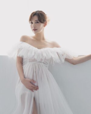 Kerstin Chan Instagram - 這組照片最適合成為我的今年總結🍀
2023是我在鏡頭前出現次數最少的一年
卻是內心最富足的一年
從自己一人的加拿大遊學
到回國後懷孕生子當媽媽
兩個人生重要規劃 
都在今年順利達成
過程很踏實 
回想起來卻是夢幻的不可思議🫶🏻

這是卸貨前兩週拍的照片
很開心 📷@tennatural2012 和 💄@charis_jia_wei 
找我到攝影棚玩耍
沒想到跟化妝師家葳
7年前在民視短暫合作的緣分
有機會再延續❤️

#孕婦寫真
