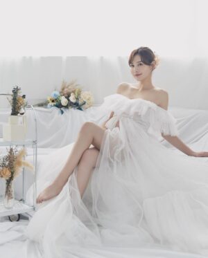 Kerstin Chan Instagram - 這組照片最適合成為我的今年總結🍀
2023是我在鏡頭前出現次數最少的一年
卻是內心最富足的一年
從自己一人的加拿大遊學
到回國後懷孕生子當媽媽
兩個人生重要規劃 
都在今年順利達成
過程很踏實 
回想起來卻是夢幻的不可思議🫶🏻

這是卸貨前兩週拍的照片
很開心 📷@tennatural2012 和 💄@charis_jia_wei 
找我到攝影棚玩耍
沒想到跟化妝師家葳
7年前在民視短暫合作的緣分
有機會再延續❤️

#孕婦寫真