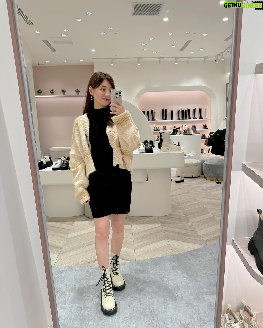 Kerstin Chan Instagram - 過幾天又要變冷了🧣 在那之前先帶著隨身配件(嬰兒)出門逛逛 12月最喜歡來信義區感受節慶氣氛🎄 看到跨年舞台正在搭建中 又驚呼一次2023竟然要過完了😱 青春一去不復返啊~~ 走到ATT 4 FUN @amaitw 信義店新開幕 剛好來踩點 想買新鞋過新年的朋友可以來逛逛 AMAI的鞋墊是用乳膠製成 出了名舒適好走 🙌🏻開幕慶活動資訊提供給大家 12/31 前全館88折 消費滿1800送手提包 12/31跨年夜買鞋免手提 免費宅配到家🏠 amai信義店