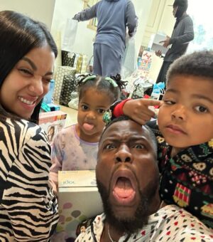 Kevin Hart Instagram - Merry Christmas from the Harts ….Wishing you all a blessed and beautiful Holiday #LiveLoveLaugh