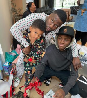 Kevin Hart Instagram - Merry Christmas from the Harts ….Wishing you all a blessed and beautiful Holiday #LiveLoveLaugh